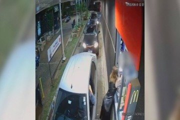 As imagens mostram o momento em que a mulher desfere tapas no rosto da atendente -  (crédito: Material cedido ao Correio)