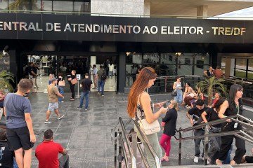 O Tribunal Regional Eleitoral teve fluxo intenso de eleitores às vésperas de o prazo ser encerrado -  (crédito: Paulo Gontijo / CB Press)