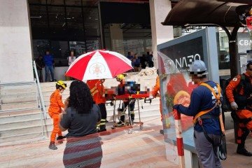 Homem caiu de um andaime a uma altura de aproximadamente 4 metros, enquanto trabalhava na obra de um supermercado em &Aacute;guas Claras -  (crédito: Foto: Divulga&ccedil;&atilde;o/ SOINP/CBMDF)