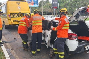 Quando o Corpo de Bombeiros chegou ao local, o motorista do carro estava preso &agrave;s ferragens e foi socorrido -  (crédito: Foto: Divulga&ccedil;&atilde;o/SOINP/CBMDF)