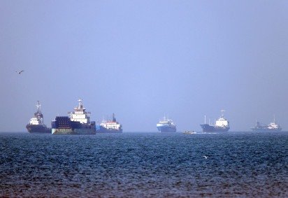 Embarcações ancoradas no Estreito de Ormuz, perto da cidade de Bandar Abbas, no sul do Irã: Washington decidiu fazer escolta na região  -  (crédito: Amirhossein Khorgooei/ISNA/AFP) -Embarcações ancoradas no Estreito de Ormuz, perto da cidade de Bandar Abbas, no sul do Irã: Washington decidiu fazer escolta na região  -  (crédito: Amirhossein Khorgooei/ISNA/AFP)