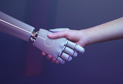  Robot handshake human background, futuristic digital age -  (crédito:  rawpixel.com / Benjamas) - Robot handshake human background, futuristic digital age -  (crédito:  rawpixel.com / Benjamas)