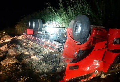 Com o impacto, a carga de batatas transportada pelo caminhão ficou espalhada às margens da via -  (crédito: PRF/Reprodução)