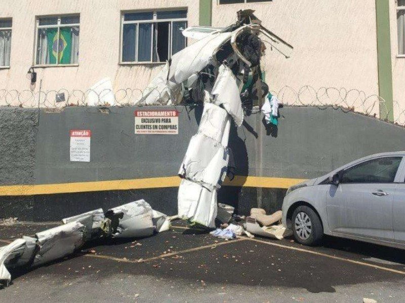 Avião cai em Belo Horizonte e colide contra prédio; duas pessoas morreram