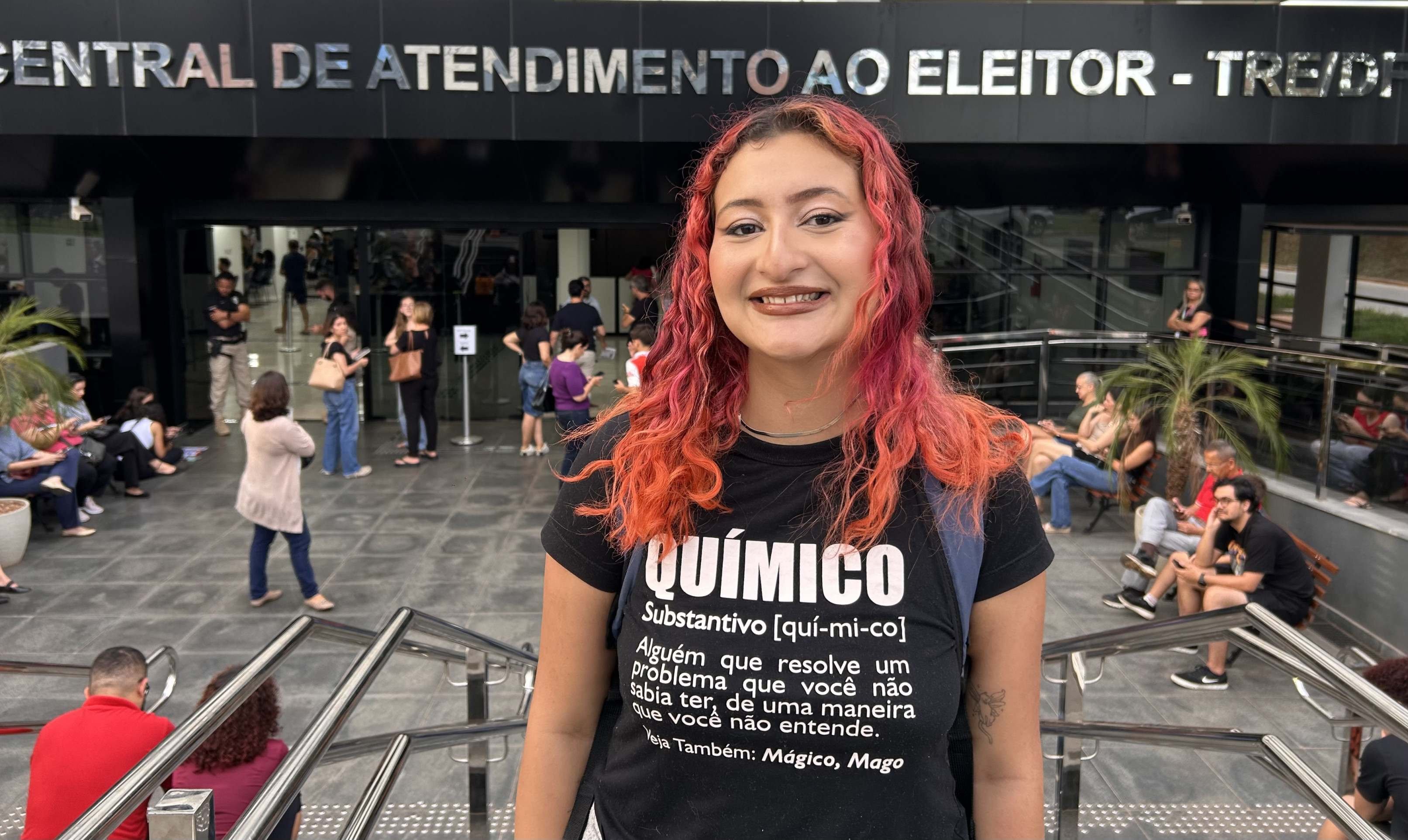 Yasmin Lacerda Lopes, de 21 anos, enfrentou a fila para poder ter seu t&iacute;tulo regularizado e atender com seu compromisso de cidad&atilde;