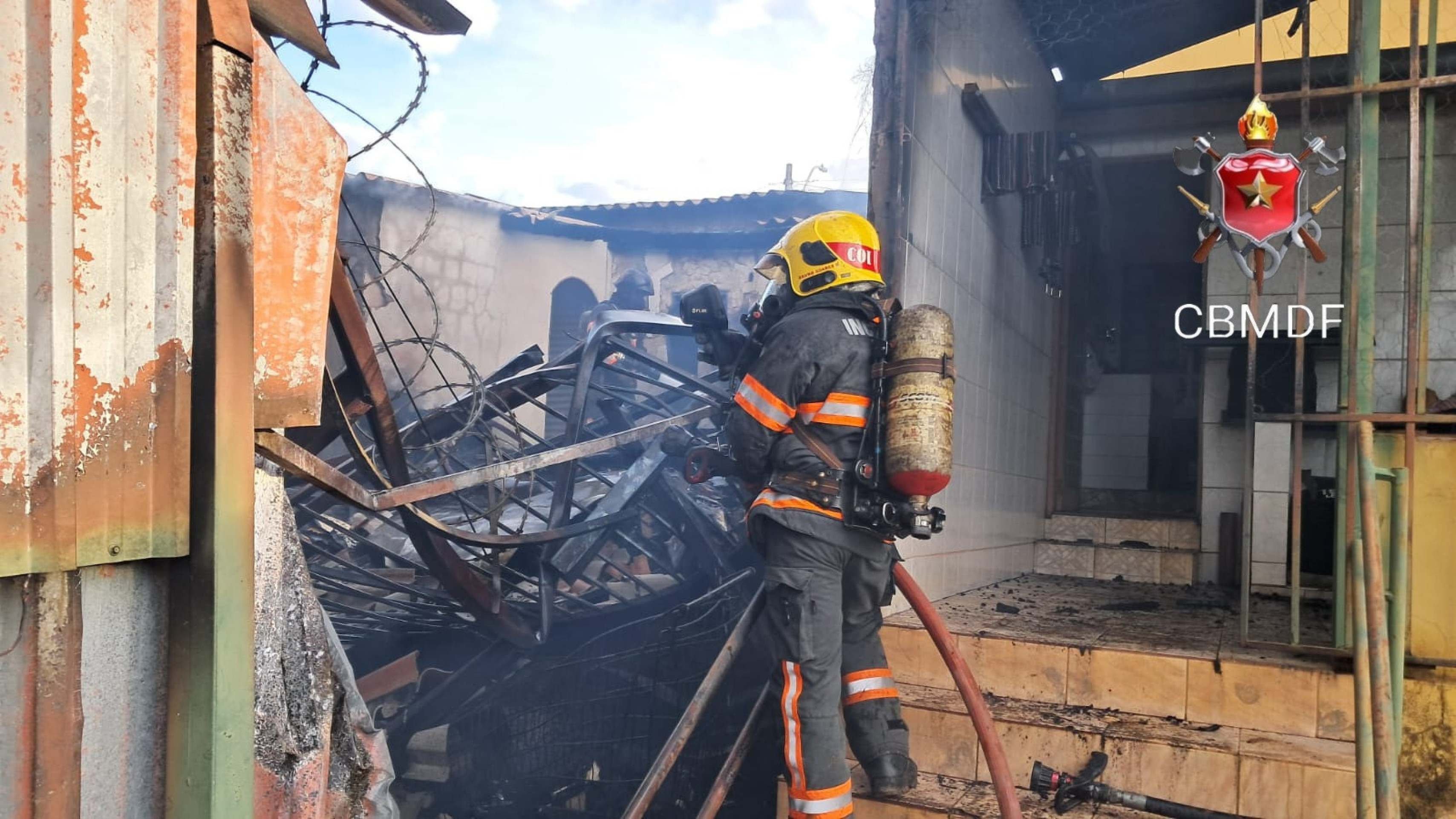 Inc&ecirc;ndio ocorrido em &aacute;rea externa de resid&ecirc;ncia no Setor de Ch&aacute;caras da Candangol&acirc;ndia foi controlado rapidamente