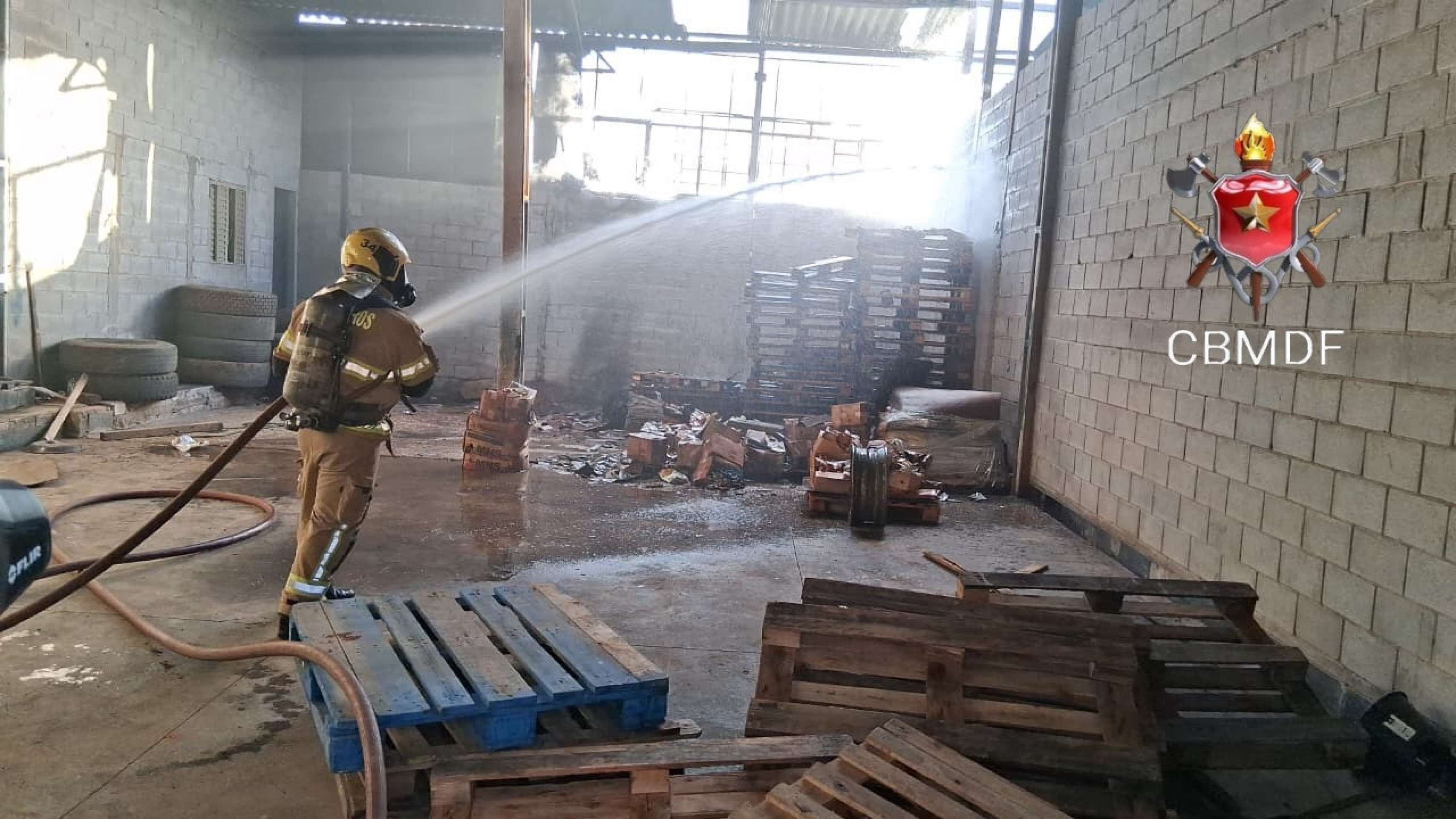 Inc&ecirc;ndio em galp&atilde;o de paletes e pneus n&atilde;o deixou feridos em Ceil&acirc;ndia