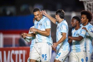 Jogadores do Grêmio comemoram o gol de pênalti marcado por Carlos Vinícius -  (crédito: Foto: Lucas Uebel / Grêmio FBPA)