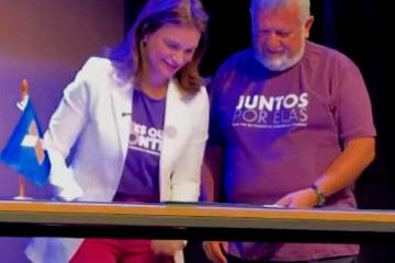  Nadja Oliveira e Carlos Vieira assinam o acordo de coopera&ccedil;&atilde;o t&eacute;cnica, que inclui tr&ecirc;s minist&eacute;rios -  (crédito:  Reprodu&ccedil;&atilde;o/Instagram/Antes que Aconte&ccedil;a)