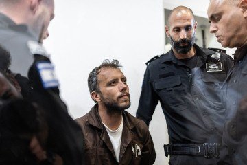 O ativista brasileiro Thiago Ávila é escoltado para o tribunal na cidade costeira israelense de Ashkelon, em 5 de maio de 2026       -  (crédito: ILIA YEFIMOVICH / AFP)