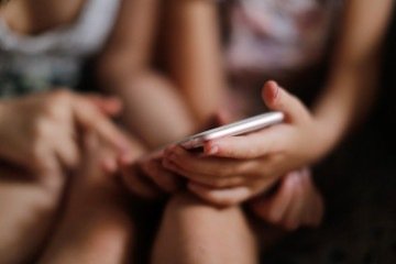 Governo já reclassificou outras redes: Kwai e TikTok passaram a não ser recomendados para menores de 16 anos, enquanto WhatsApp e Messenger subiram para 14 anos -  (crédito: AdobeStock)