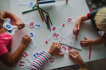 Entre crianças de famílias mais ricas, 80% dominam o reconhecimento de números aos cinco anos. Entre as mais pobres, esse índice cai para 68% -  (crédito: Reprodução/Freepik)