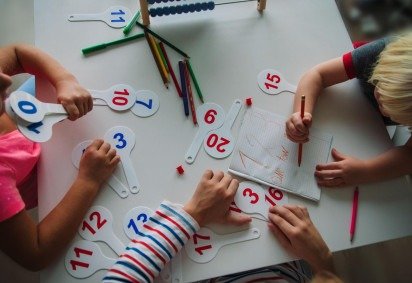 Entre crianças de famílias mais ricas, 80% dominam o reconhecimento de números aos cinco anos. Entre as mais pobres, esse índice cai para 68% -  (crédito: Reprodução/Freepik)