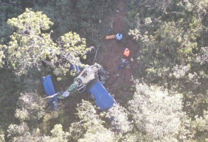 Aeronave que pulverizava canavial caiu em mata às margens da BR-365, em João Pinheiro (MG), no Noroeste do estado -  (crédito: Divulgação/ CBMMG)