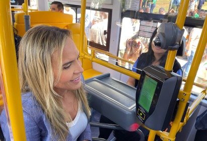 Celina Le&atilde;o entrega novos &ocirc;nibus do Distrito Federal