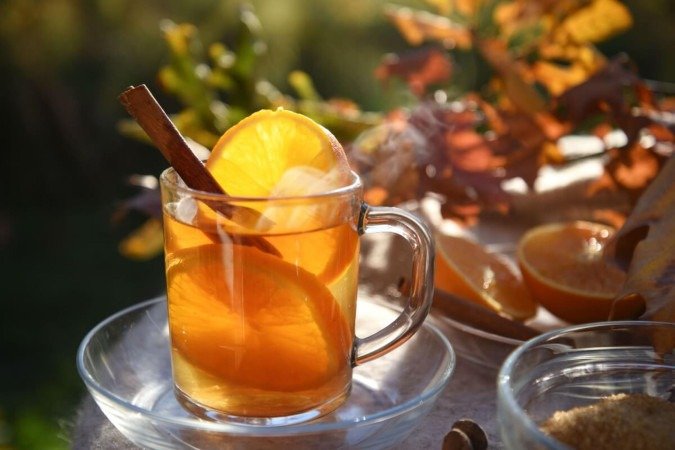 Chá de canela com laranja (Imagem: Maren Winter | Shutterstock) - (crédito: EdiCase) Chá de canela com laranja (Imagem: Maren Winter | Shutterstock) - (crédito: EdiCase)