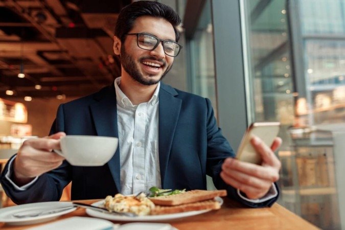 Uma dieta adequada pode aumentar os níveis de satisfação profissional e rendimento (Imagem: Kostiantyn Voitenko | Shutterstock) - (crédito: EdiCase) Uma dieta adequada pode aumentar os níveis de satisfação profissional e rendimento (Imagem: Kostiantyn Voitenko | Shutterstock) - (crédito: EdiCase)