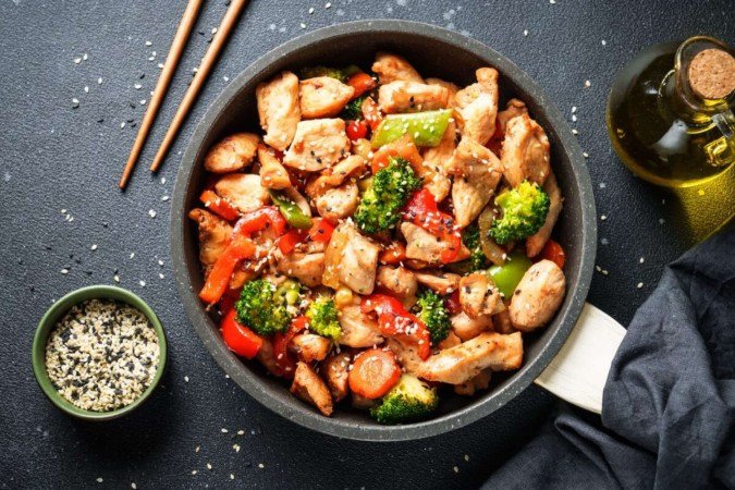 Frango refogado com legumes e gergelim (Imagem: nadianb | Shutterstock) - (crédito: EdiCase) Frango refogado com legumes e gergelim (Imagem: nadianb | Shutterstock) - (crédito: EdiCase)