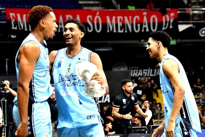 Jogadores do Bras&iacute;lia esbanjaram entrosamento e conex&atilde;o com a torcida no Nilson Nelson