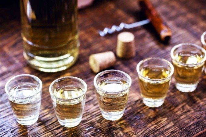 Mais do que um ingrediente para coquetéis, o destilado vem sendo valorizado pela capacidade de harmonizar com diferentes tipos de alimentos (Imagem: RHJPhtotos | Shutterstock) -  (crédito: EdiCase)