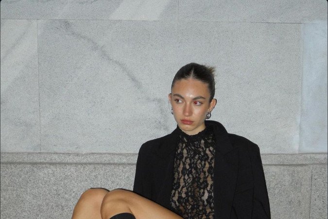 A segunda pele de renda aparece como detalhe, mas faz toda a diferença no look