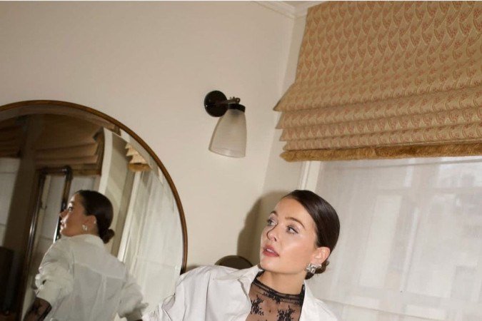 Entre transparências e sobreposições, a peça transforma o básico em fashion
