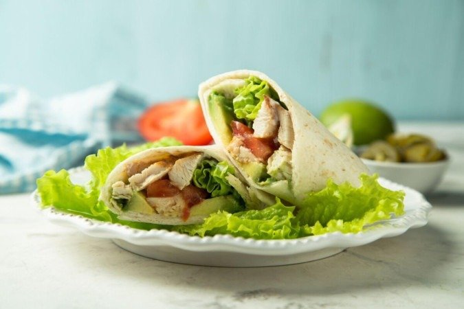 Wrap de frango com abacate (Imagem: MariaKovaleva | Shutterstock) - (crédito: EdiCase) Wrap de frango com abacate (Imagem: MariaKovaleva | Shutterstock) - (crédito: EdiCase)