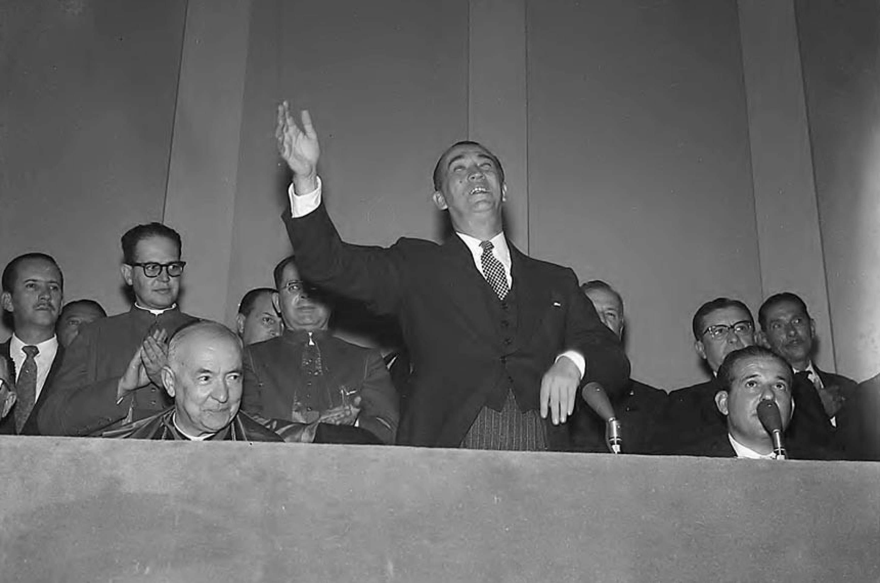 Juscelino Kubitschek na sess&atilde;o de inaugura&ccedil;&atilde;o do Congresso Nacional