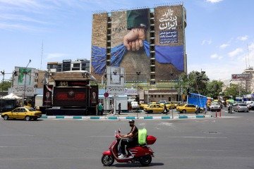 Painel em fachada de prédio no centro de Teerã, capital iraniana, faz uma menção ao Estreito de Ormuz: 'Para sempre nas mãos do Irã' -  (crédito: AFP)