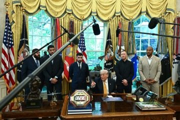 O presidente dos Estados Unidos, Donald Trump, ao lado de do lutador brasileiro, Alex Poatan, outros lutadores do UFC e o cinturão do evento -  (crédito:  AFP)