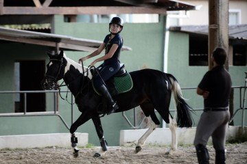 Beatriz Garcia treina en hípica: 'Emoção de sentir o ventinho na cara' -  (crédito:  Minervino Júnior/CB)