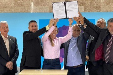 Celina sanciona Lei que permite transfer&ecirc;ncia de outorgas de t&aacute;xi no DF e garante direito a herdeiros -  (crédito: Davi Cruz/CB/DA Press)