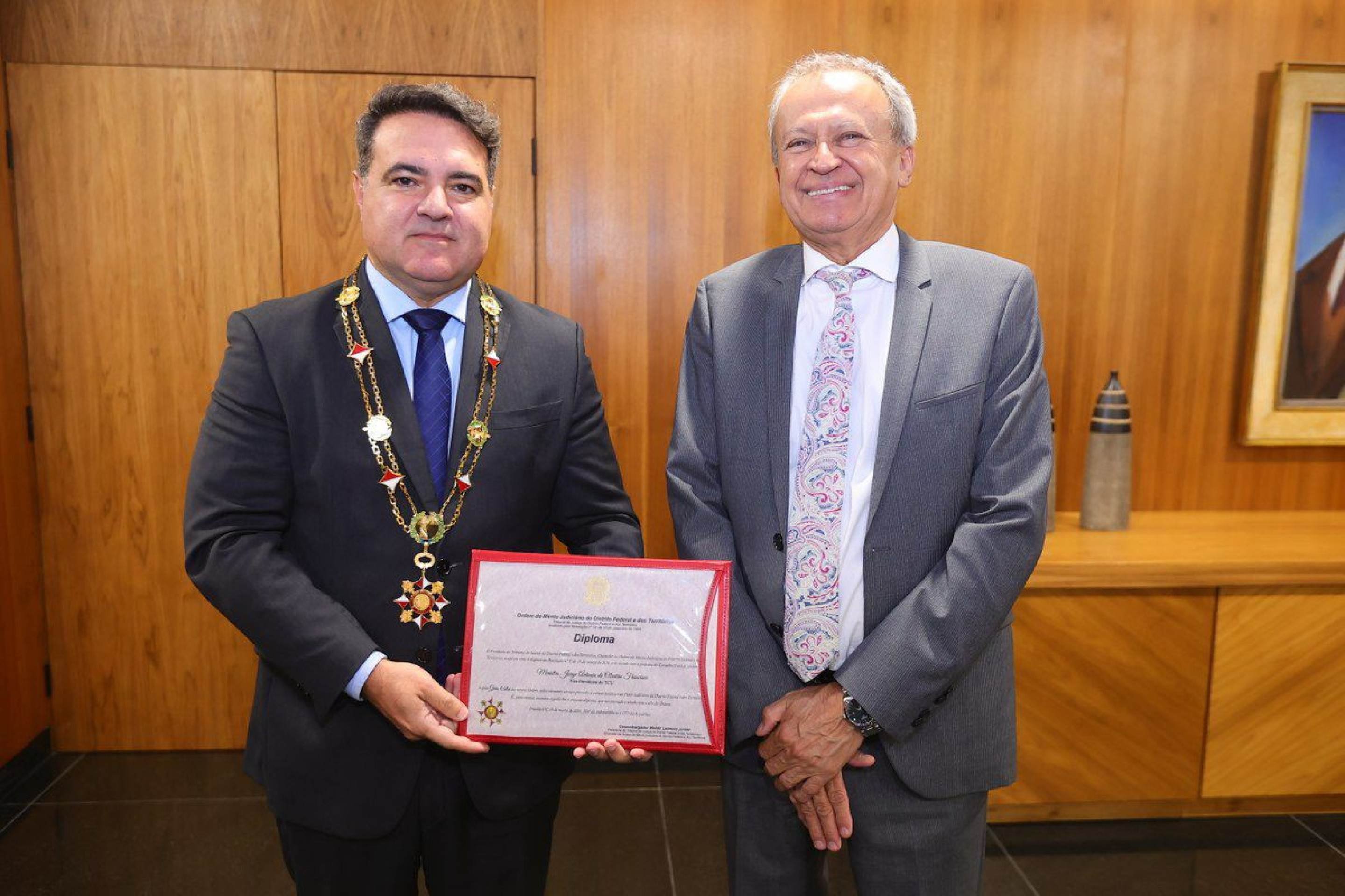O TJDFT realizou a entrega da Medalha da Ordem do M&eacute;rito Judici&aacute;rio do Distrito Federal e dos Territ&oacute;rios (OMJDFT) ao  ministro Jorge Oliveira, do TCU