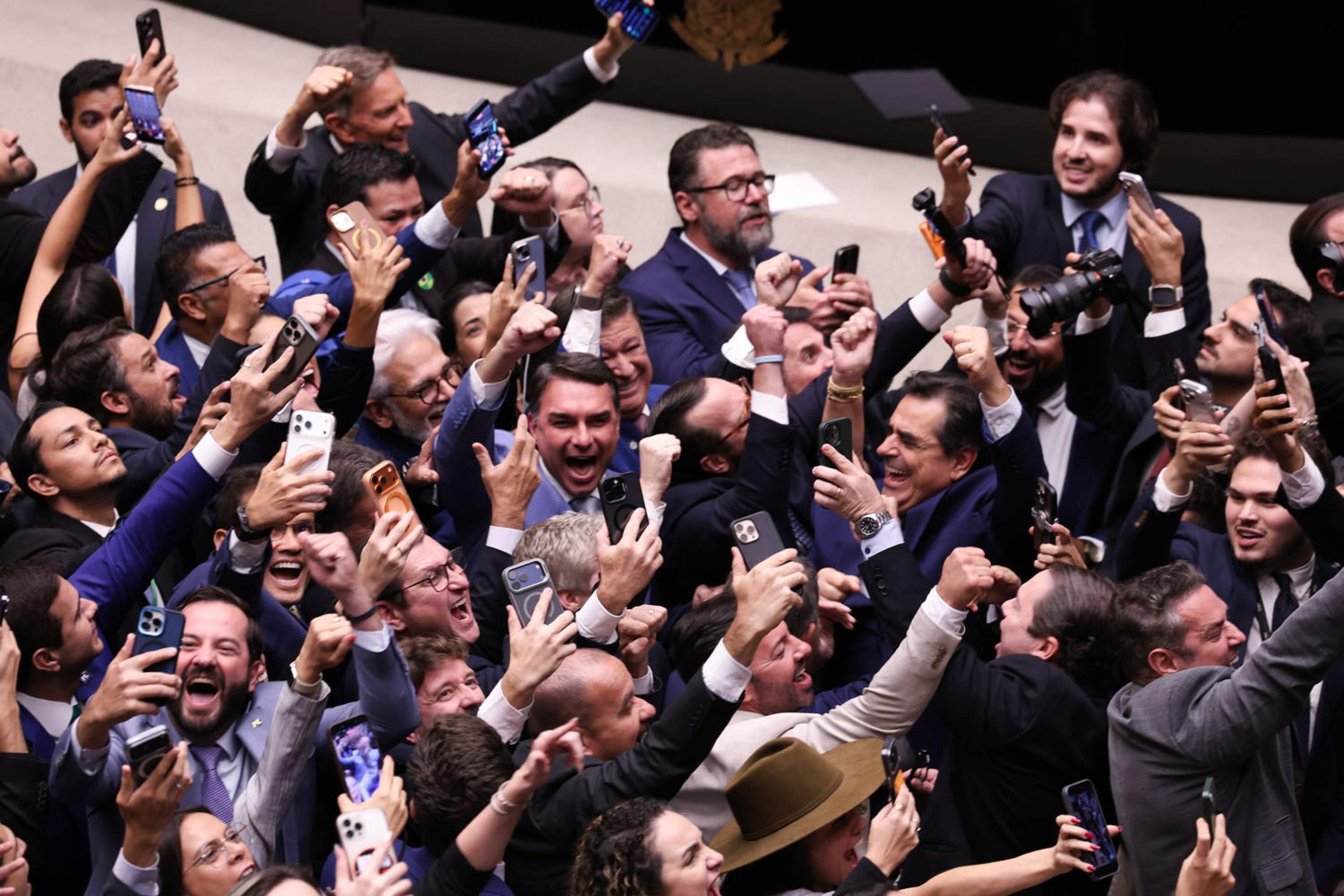 O Congresso Nacional rejeitou o veto presidencial com 318 votos na C&acirc;mara dos Deputados e 49 no Senado