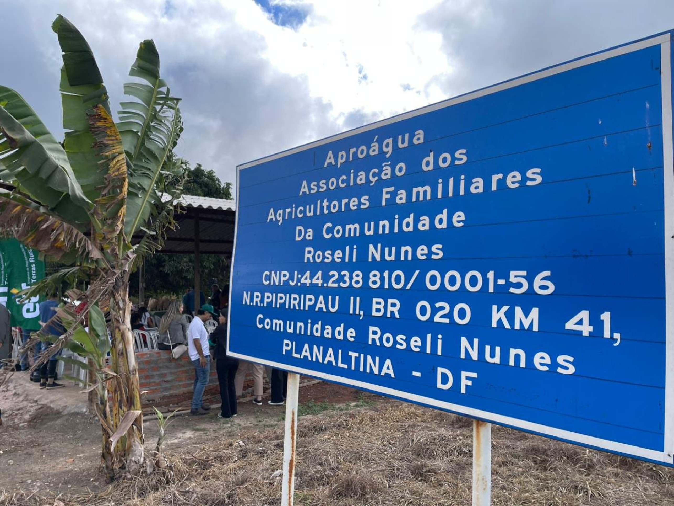 GDF entrega contratos que garantem cr&eacute;dito a fam&iacute;lias do Assentamento Roseli Nunes 