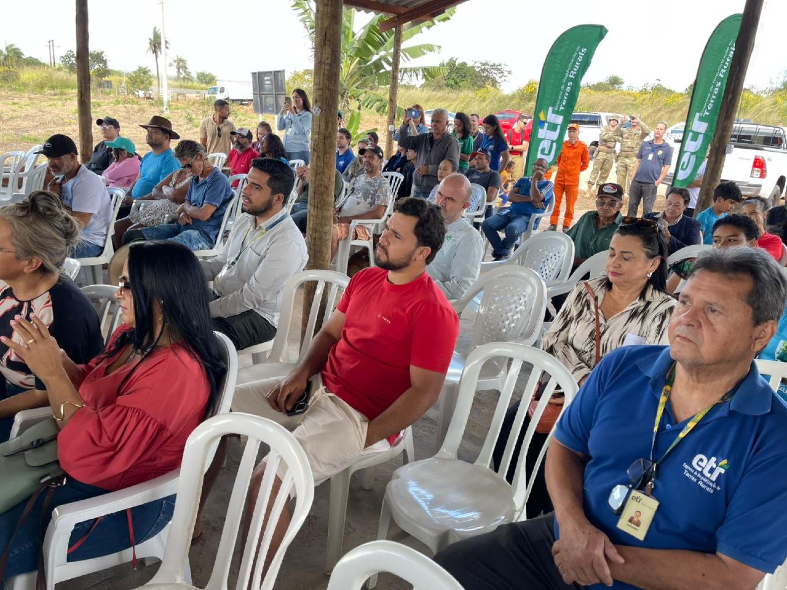 GDF entrega contratos que garantem cr&eacute;dito a fam&iacute;lias do Assentamento Roseli Nunes 