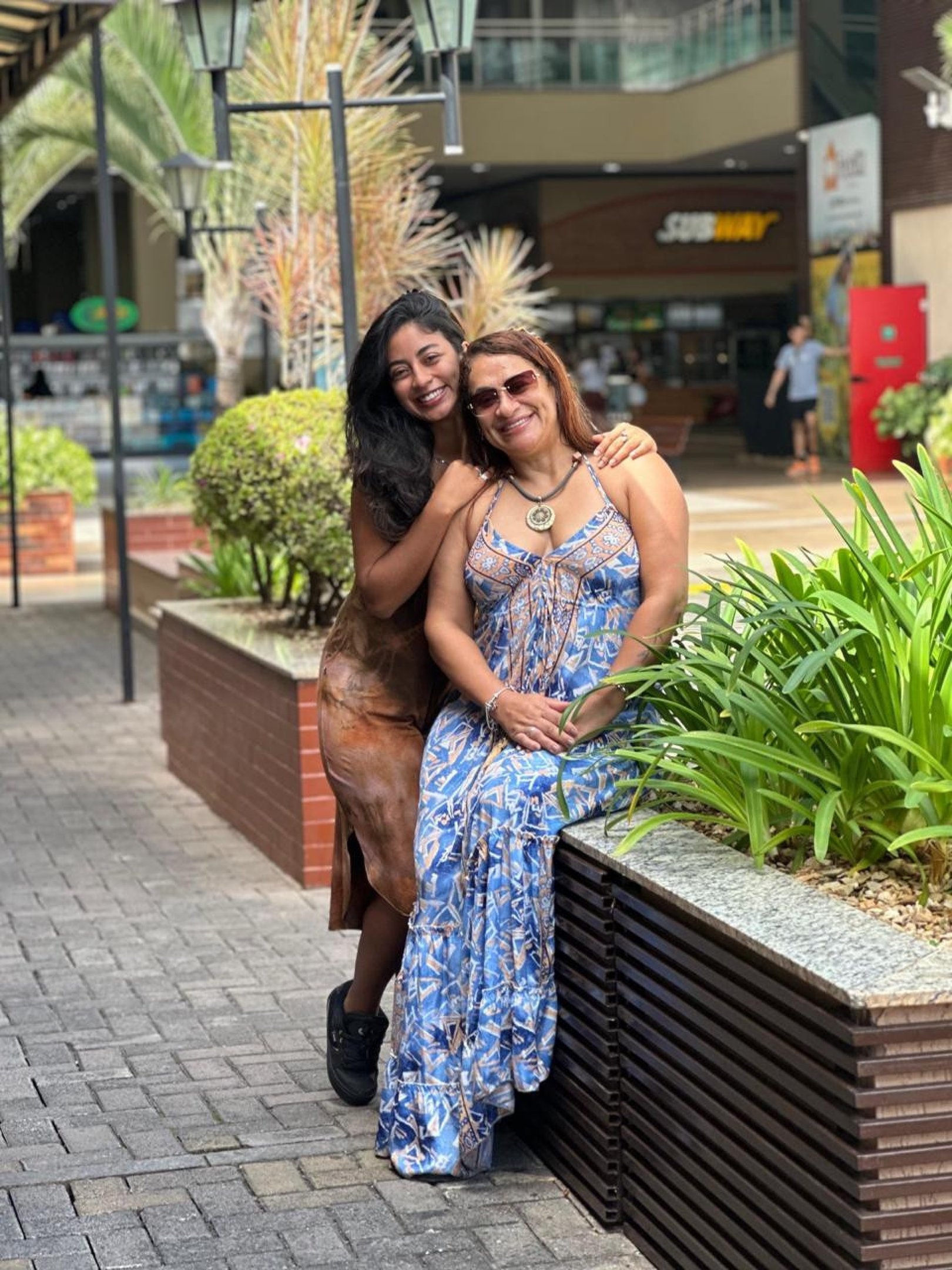 Hoje, Denise combina encontros com as filhas Maria Clara (acima) e Ana Beatriz