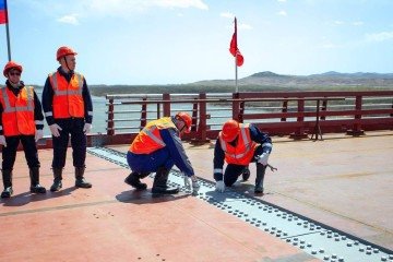 Kim Jong Un na cerimônia de abertura de um memorial para as tropas norte-coreanas mortas em combate na guerra contra a Ucrânia -  (crédito: BBC)