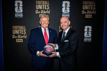 Donald Trump ao lado do presidente da Fifa, Gianni Infantino -  (crédito: Foto: Official White House Photo by Daniel Torok)