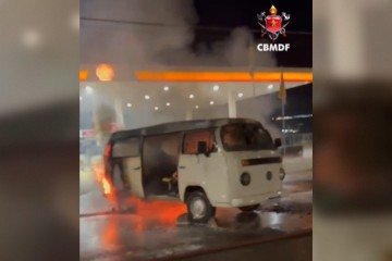 Não houve registro de vítimas entre os ocupantes do carro ou funcionários do posto - (crédito: Divulgação/CBMDF) Não houve registro de vítimas entre os ocupantes do carro ou funcionários do posto - (crédito: Divulgação/CBMDF)