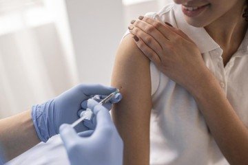 Para receber o imunizante, os interessados devem apresentar um documento oficial de identificação com foto e o cartão de vacinação - (crédito: Divulgação) Para receber o imunizante, os interessados devem apresentar um documento oficial de identificação com foto e o cartão de vacinação - (crédito: Divulgação)