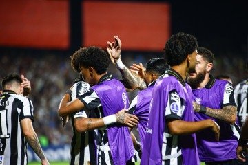 Depois da confusão, Neymar e Robinho Júnior selaram as pazes com abraço durante o empate por 1 x 1 com o Recoleta no Paraguai -  (crédito: Conmebol)