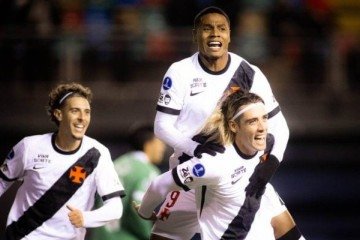 Matheus França comemora gol ao lado de Spinelli e Nuno Moreira -  (crédito: Foto: Dikran Sahagian / Vasco da Gama)
