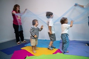 Oficina sensorial para bebês | Tecido mágico -  (crédito: Tatiana Reis)