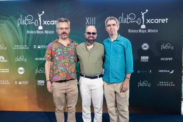 Ao meio com camisa verde está Eduardo Serrano, editor de 'O agente secreto', celebra vitória no México: 'Viva o cinema' -  (crédito: Prêmio Platino Xcaret divulgação)