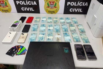 Durante as abordagens, foram apreendidos celulares, computadores e altas quantias de dinheiro em espécie -  (crédito: Polícia Civil do Distrito Federal/Divulgação)