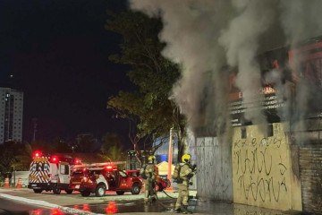 Inc&ecirc;ndio de grande porte atinge borracharia no Guar&aacute; II -  (crédito: CBMDF/Divulgação)