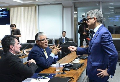 Os senadores Alessandro Vieira (D) e Eduardo Girão (C) deram entrada à representação no Supremo -  (crédito: Geraldo Magela/Agência Senado     ) -Os senadores Alessandro Vieira (D) e Eduardo Girão (C) deram entrada à representação no Supremo -  (crédito: Geraldo Magela/Agência Senado     )