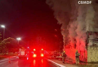 Inc&ecirc;ndio de grande porte atinge borracharia no Guar&aacute; II