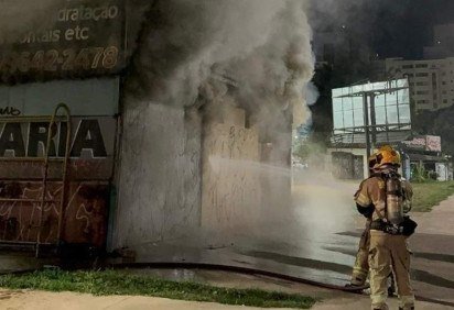 Inc&ecirc;ndio de grande porte atinge borracharia no Guar&aacute; II